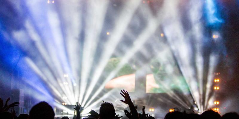 皇冠传媒集团：大数据如何重塑影视投资决策，驱动创意设计与赛博朋克风潮