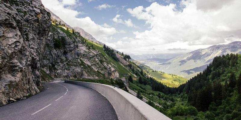 营销新纪元：皇冠传媒如何以赛博朋克创意设计，跨界文旅打造现象级沉浸式项目