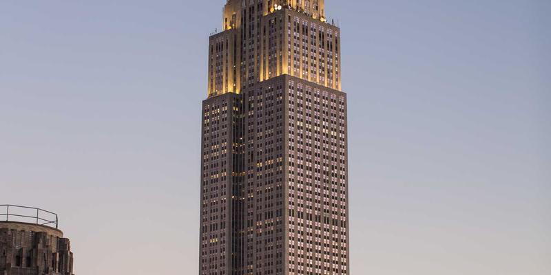 赛博朋克美学与创意设计：解码皇冠传媒集团的综艺制作与运营成功之道