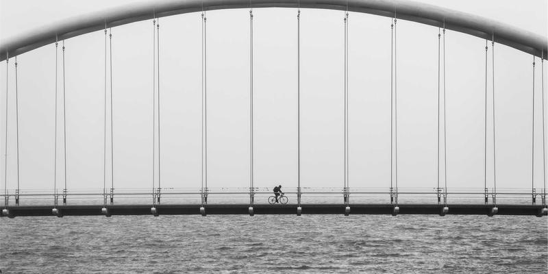 赛博朋克美学与品牌新生：皇冠传媒集团线下娱乐的创意设计与转型之路