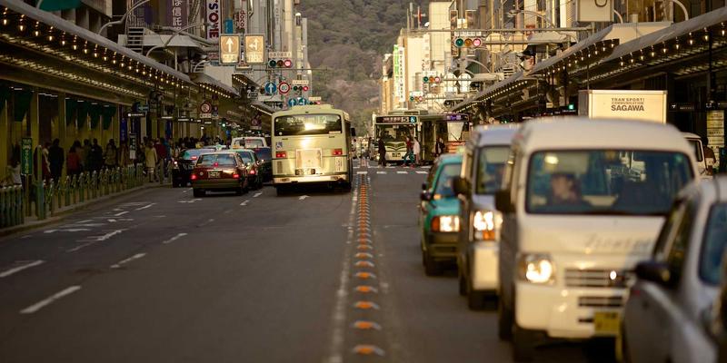 赛博朋克美学与商业韧性：皇冠传媒集团如何以全渠道内容解决方案重塑后疫情时代品牌传播