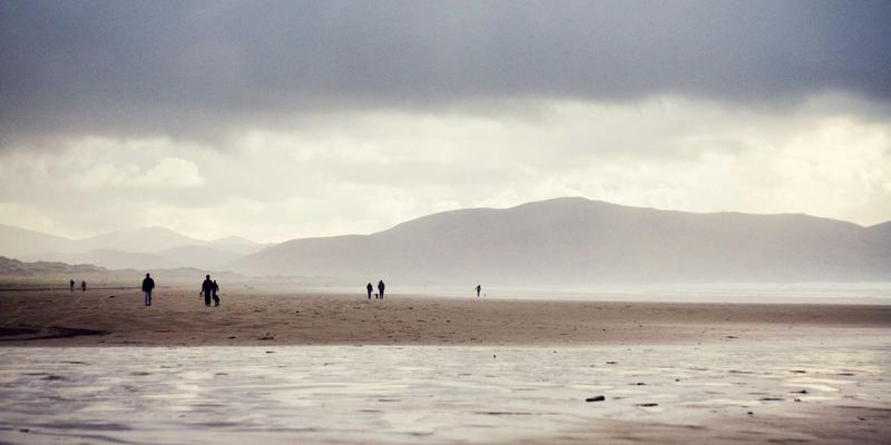 赛博朋克美学如何重塑皇冠传媒集团的企业文化与品牌形象